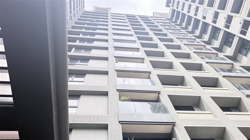 女子高處墜落後頭部重創送醫急救無效不治身亡。（圖／翻攝畫面）