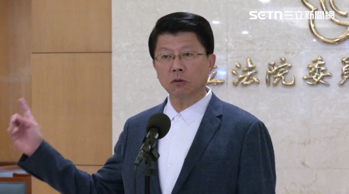 謝龍介在立法院接受媒體聯訪回應時事(圖/翻攝畫面)