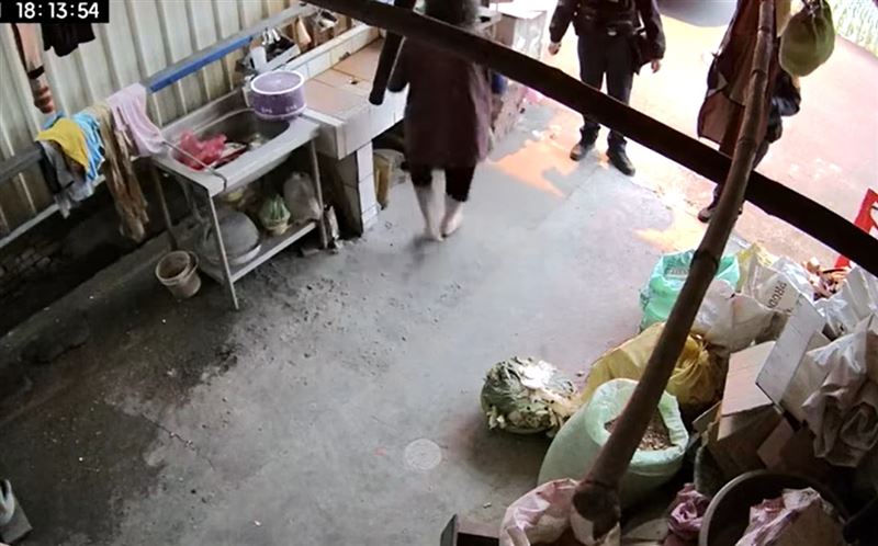 宜蘭發生遊民攻擊事件，2名員警追查竟搞烏龍，家屬氣憤表示，員警對阿公阿嬤態度差。（圖／翻攝宜蘭知識+）