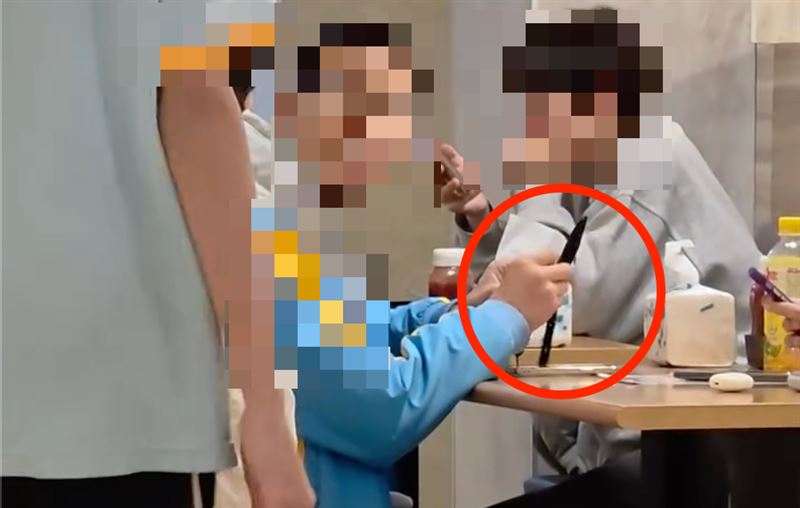 教育局表示,該蝴蝶刀已由校方暫時保管。(圖/翻攝自Threads @zhuo8163)