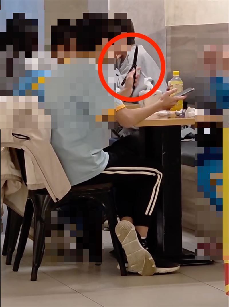 3名國中生在某餐廳內把玩蝴蝶刀,引發網友熱議。(圖/翻攝自Threads @zhuo8163)