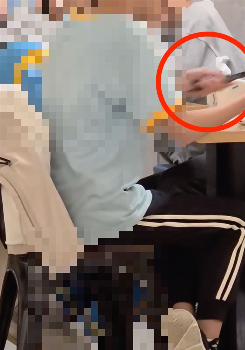 其中一人對著前方的同學做出「突刺」動作,相當危險。(圖/翻攝自Threads @zhuo8163)