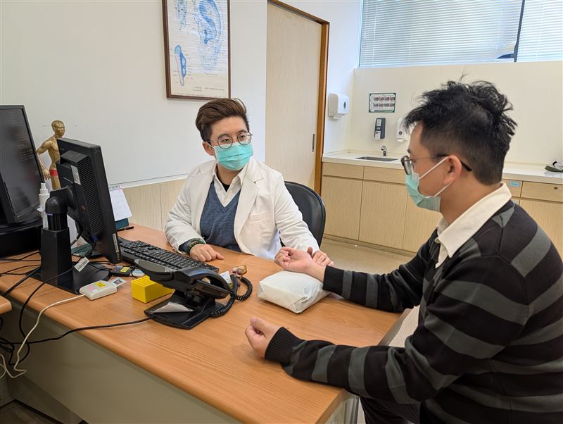 林姿婷醫師分享,一名40歲男性上班族因長期工作壓力,夜晚常反覆思考工作與生活問題,導致入睡困難、睡眠品質不佳。(圖/恩主公醫院提供)