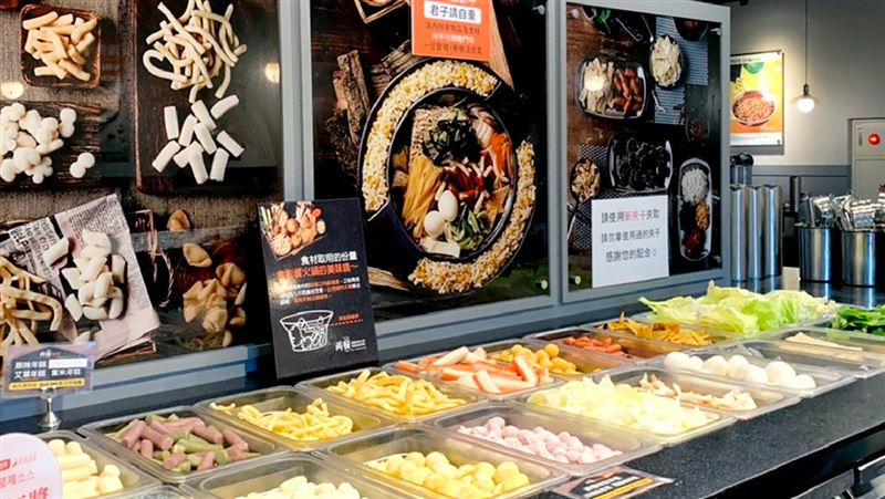 兩餐推優惠,結果遭炎上。(圖/翻攝自兩餐두끼韓國年糕火鍋吃到飽-淡水店臉書)