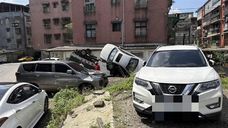朱女駕駛小客車,於過彎時疑似車速過快,最終失控衝上斜坡後「整台車飛起」,擦撞3車後再撞擊民宅。(圖/翻攝畫面)