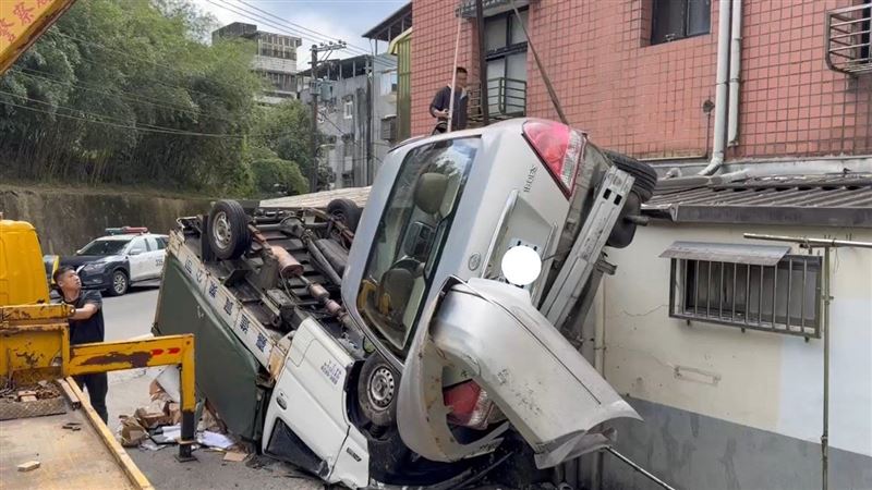 朱女駕駛小客車,於過彎時疑似車速過快,最終失控衝上斜坡後「整台車飛起」,擦撞3車後再撞擊民宅。(圖/翻攝畫面)