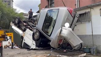 影／基隆車禍！汽車過彎「飛起來」撞民宅