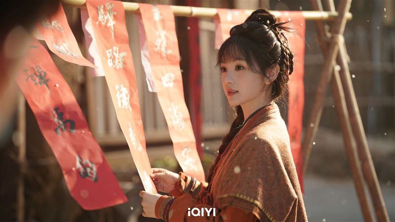 田曦薇收到象徵角色的「殺豬刀」道具禮物後玩心大發,甚至把自己當成「小豬」比劃,還開心轉圈,模樣十分可愛。(圖/愛奇藝提供)