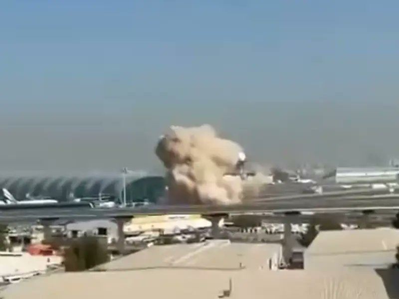 美以聯軍和伊朗戰爭第12天，杜拜機場遭伊朗無人機攻擊。（圖／翻攝自X平台 @Newsforce）