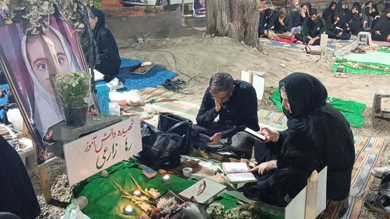 米納布女子小學遇害女童的墓旁,父母為逝去的女兒守夜。(圖/翻攝自X平台 @itsalireza_akb)