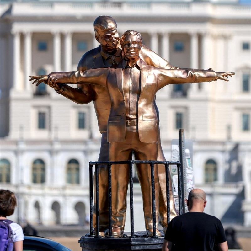 匿名藝術家在華府國家廣場,立起了川普與淫魔艾普斯坦做出鐵達尼號經典姿勢的諷刺雕像。(圖/翻攝自X平台 @RyanRozbiani)