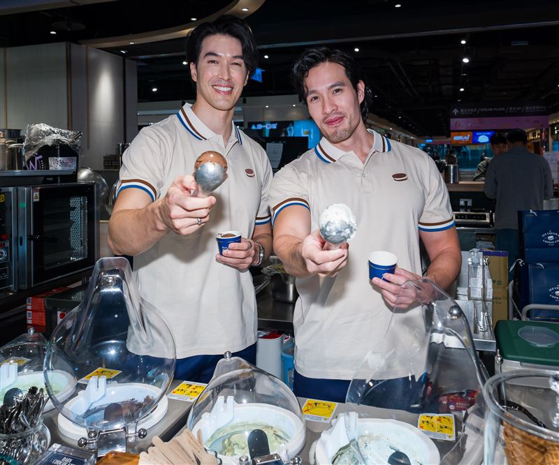 錦榮與戴斯蒙詹(Desmond Chiam)出席品牌一日店長活動。(圖/The Ice Cream & Cookie Co.提供)