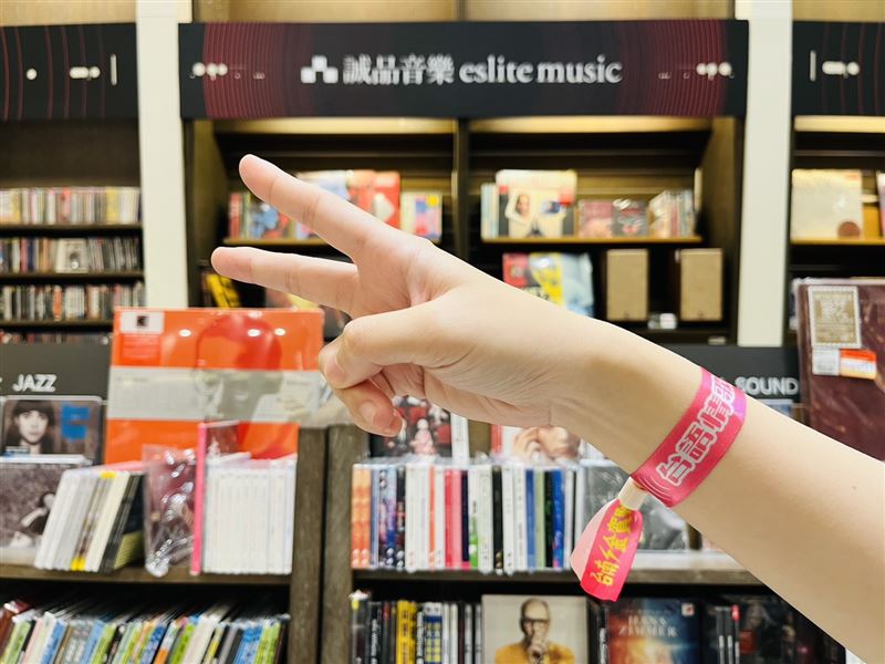 誠品書店「台語情歌遶境」台南及台中場開放免費報名,活動當日出示報名成功頁面,即可獲得獨家紀念手環乙個。(圖/品牌提供)