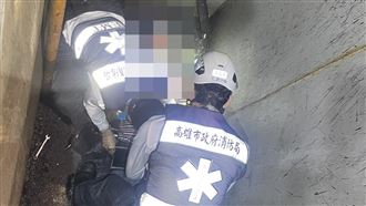 新／高雄水電工跌深溝　救援畫面曝光