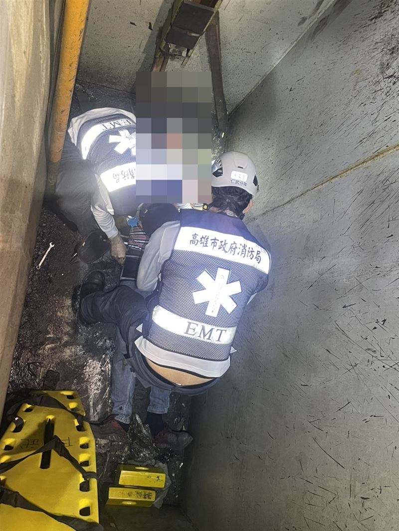 救護人員搶救跌落深溝的溫姓男子。(圖/翻攝畫面)