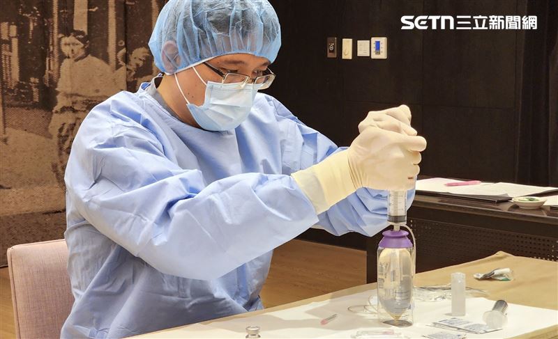 奇美醫院藥師林志遠模擬示範如何調製抗生素藥劑。（圖／奇美醫院提供）