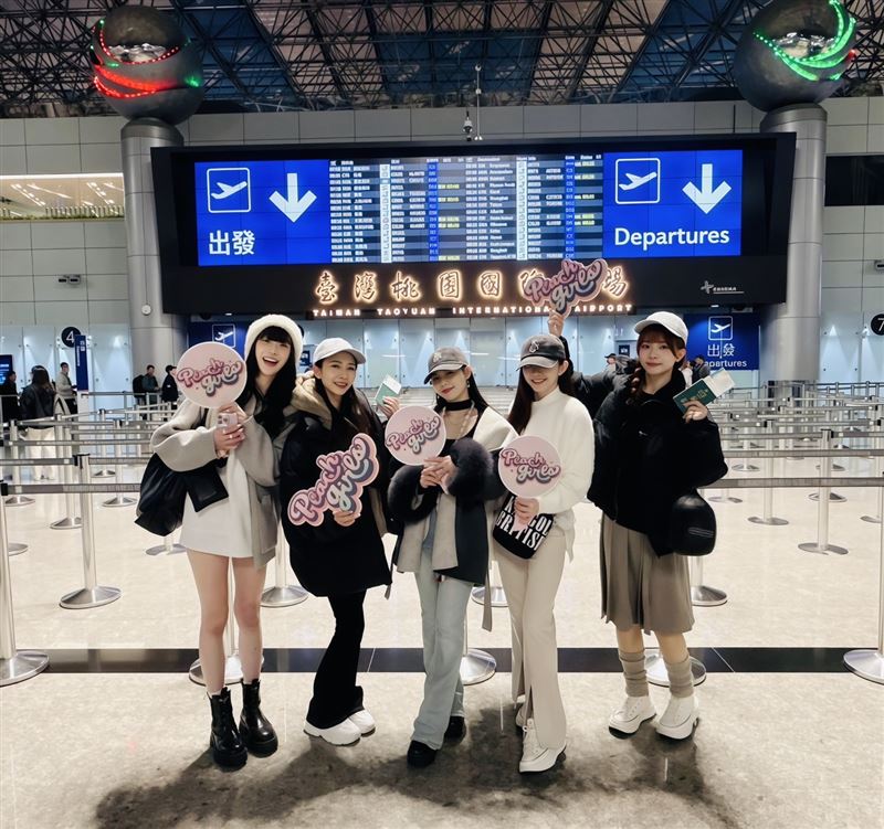 「17LIVE桃氣女孩」（Peach Girls）成員艾麗（由左至右）、邦妮、筱晴、穎樂、蔓妮，正式踏出國際舞台，受邀赴韓國職業排球聯賽賽事中進行跨國應援演出。（圖／影響力動能提供）
