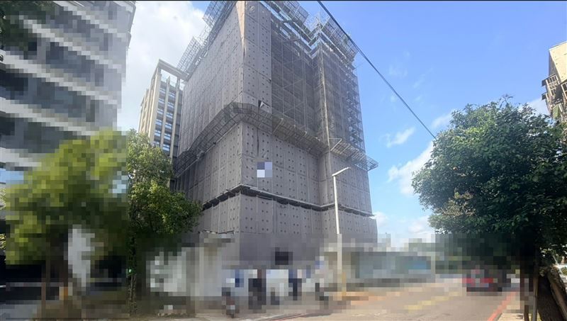 工人從建案工地10樓墜落地面。(圖/翻攝畫面)