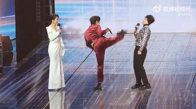 活動現場畫面顯示，向佐當天穿著絲絨西裝上台示範拳腳動作，當主持人百克力正稱讚他的身手時，向佐疑似臨時起意，未事先溝通就朝主持人頭部方向踢出一記「朝天蹬」高踢腿。（圖／翻攝自微博）