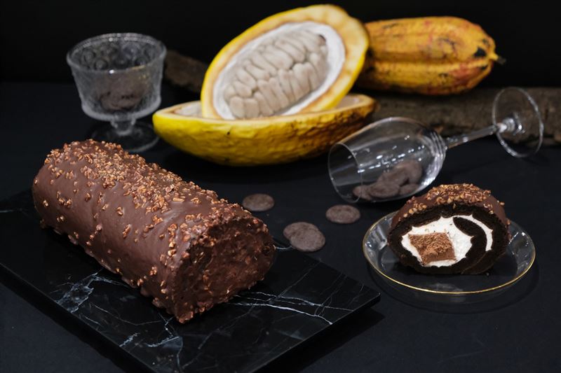 亞尼克超人氣「厄瓜多爾脆皮黑巧克力生乳捲」奢華回歸,每日限量200條,售價699元。(圖/品牌業者提供)