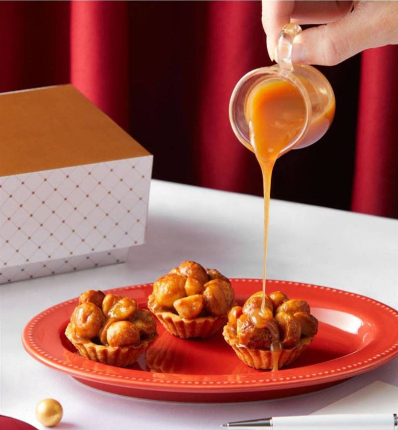 獨家焦糖配方包裹住每一顆夏威夷豆,在塔皮上推成一座小山,真材實料、甜而不膩。(圖/品牌業者提供)