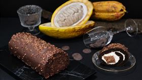 亞尼克超人氣「厄瓜多爾脆皮黑巧克力生乳捲」奢華回歸，每日限量200條，售價699元。（圖／品牌業者提供）