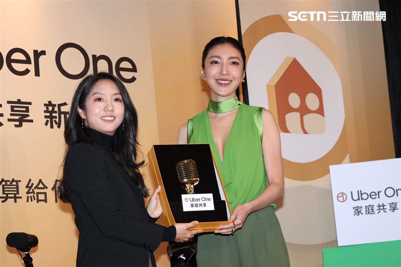 Uber Eats 台灣總經理李佳穎（圖右）與Uber Eats代言人楊謹華合影。(圖／記者鄭孟晃攝影）