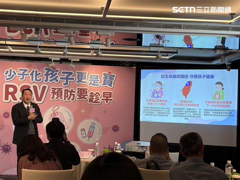 黃建霈醫師說，孕期接種RSV疫苗可降低約七成新生兒出生後的感染風險。（圖／記者簡浩正攝影）