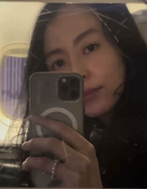 長澤雅美更新自拍照，疑似露出婚戒。（圖／翻攝自IG）