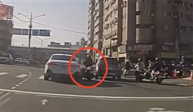 鬼切瞬間曝！19歲女「急鑽車縫」撞車慘摔（圖／翻攝自Threads @o3012312）