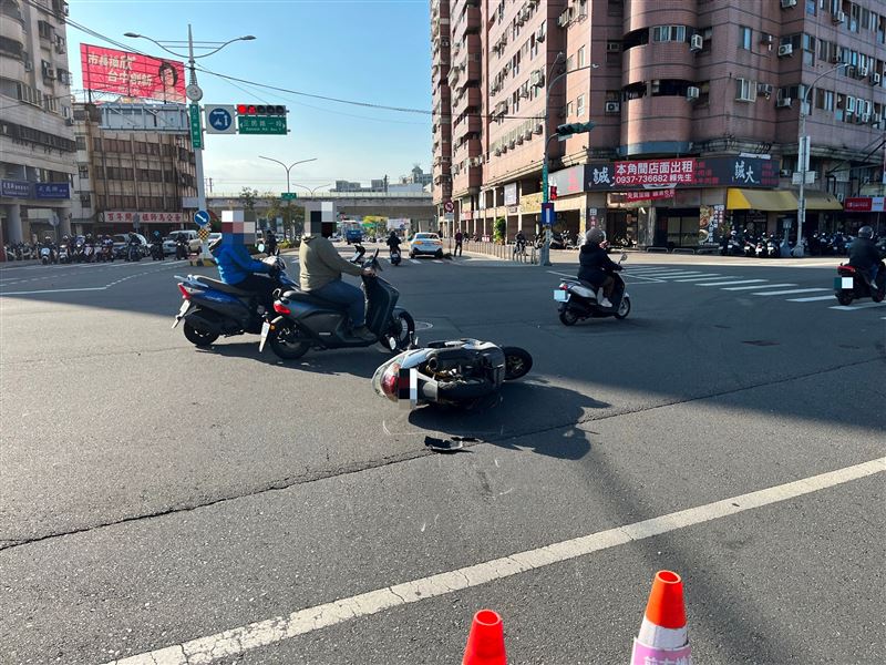 張女連人帶車摔車倒地。(圖/翻攝畫面)
