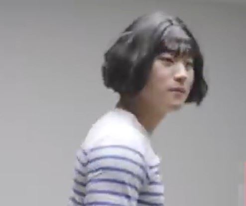 身為K-pop粉絲的金倒永,特別模仿女團NewJeans成員Hanni的舞台演出。(圖/翻攝自MBCentertainment YT)