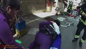 基隆,家庭糾紛,反鎖,瓦斯桶,破門,強制送醫。（圖／翻攝畫面）