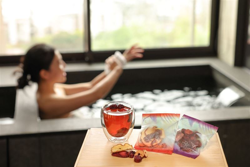 晶泉丰旅「春漾．初綻」住房專案贈送「花漾果乾水組」，以天然果乾沖泡，為溫泉旅程增添清新果香。（圖／飯店旅宿業者提供）