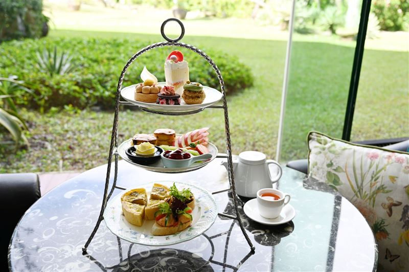 大廳酒吧三層英式下午茶每套1,180元+10%起，集結4款鹹點與4款甜點，旅人可在挑高明亮的空間中，享受悠閒午後時光。（圖／飯店旅宿業者提供）