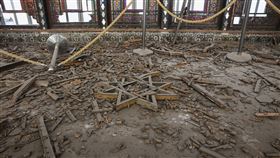 德黑蘭歷史古蹟古列斯坦宮遭戰火波及，滿地建築殘骸。（圖／路透社／達志影像）