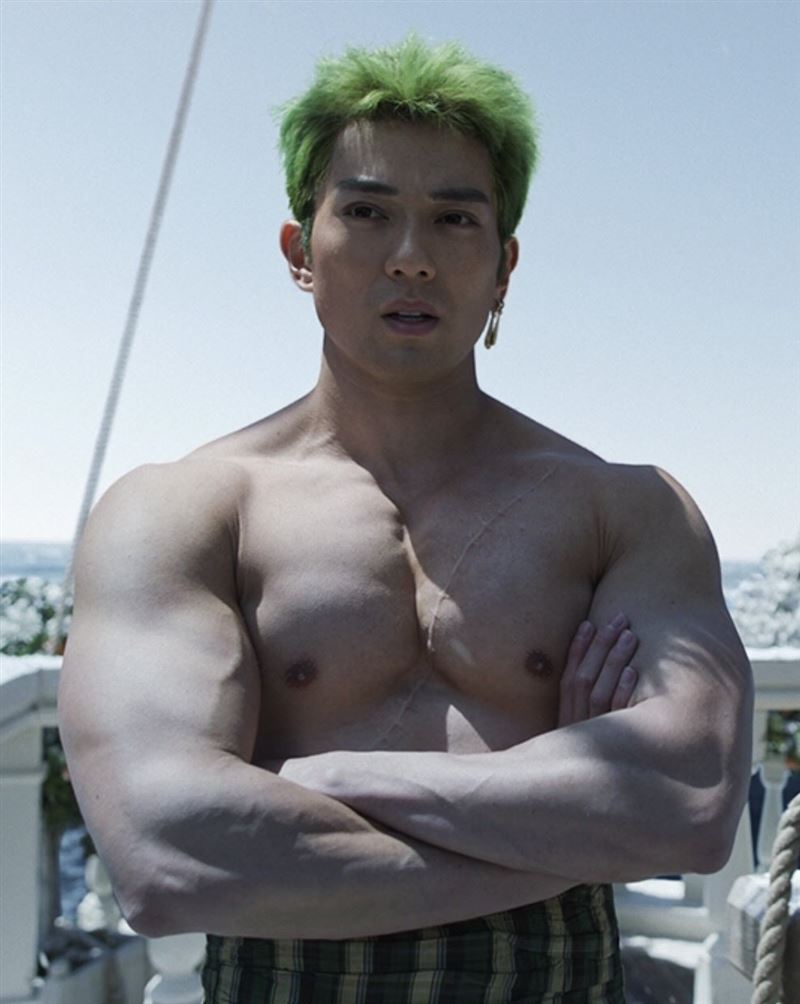 新田真劍佑在航海王中進化「索隆2.0」爆裂肌肉超吸睛。（圖／翻攝自threads）