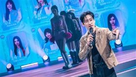 SUPER JUNIOR銀赫主持選秀實境節目《宇宙啦啦隊》。（圖／台灣大哥大MyVideo提供）