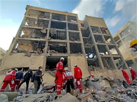 伊朗紅新月會人員帶著搜救犬在瓦礫堆中搜索生還者。（圖／翻攝自X平台 @Iranian_RCS）