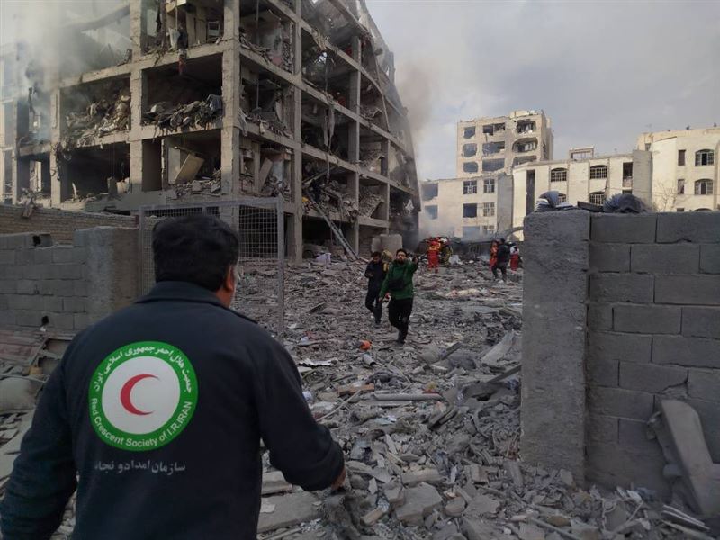 成為廢墟、滿地瓦礫堆的大樓。（圖／翻攝自X平台 @Iranian_RCS）