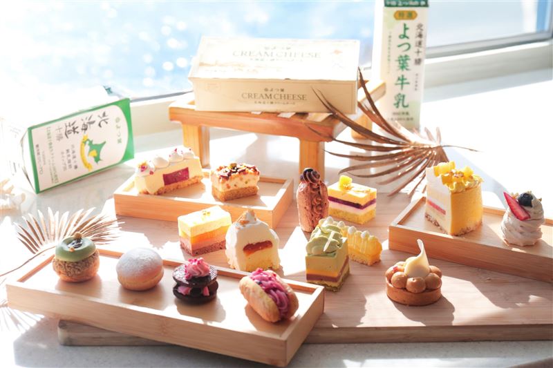 墾丁凱撒攜手「四葉乳業」推「雪國x南島」冰火甜點季，11款乳香系甜點與三層英式下午茶限定登場。（圖／墾丁凱撒提供）