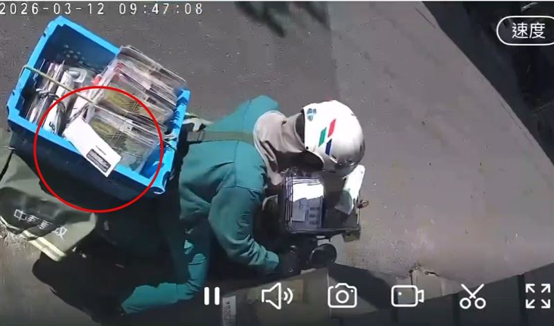 投遞信件又飛回來,安穩躺回籃子,過程不到3秒,郵務士回到郵局才發現信怎麼還在。(圖/翻攝畫面)