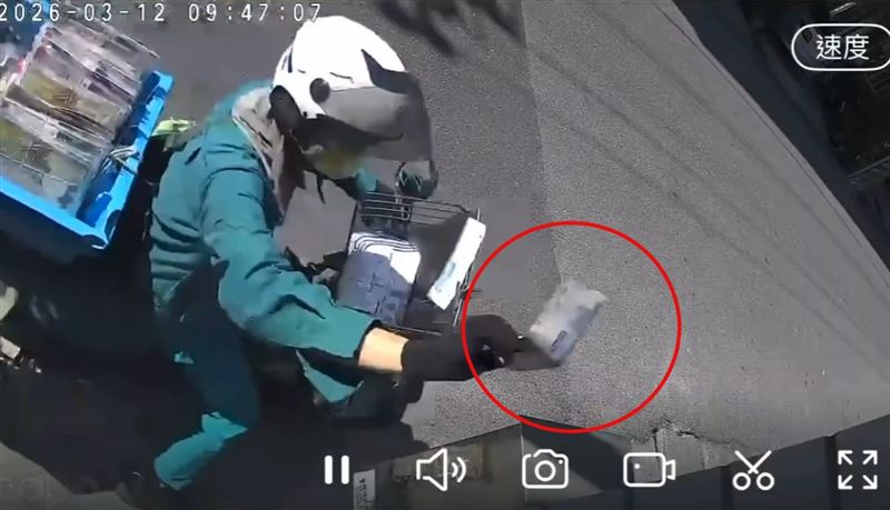 郵差把信件投遞進信箱,沒想到信件下一秒竟又飛回去籃子。(圖/翻攝畫面)