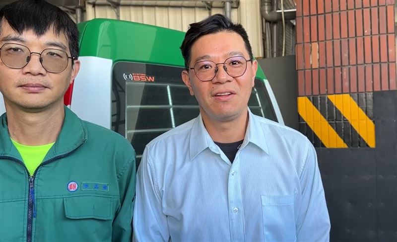 李姓郵務士(圖右)也覺得離奇,信件竟陰錯陽差回到手中,明天會再投遞送到收件人手上。(圖/翻攝畫面)