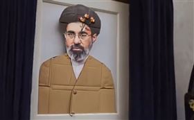 穆吉塔巴人形紙板因神似《南方四賤客》人物而爆紅，就連美國總統川普都跟風，掛上白宮的橢圓形辦公室。（圖／翻攝自X平台 @BarronTNews_）