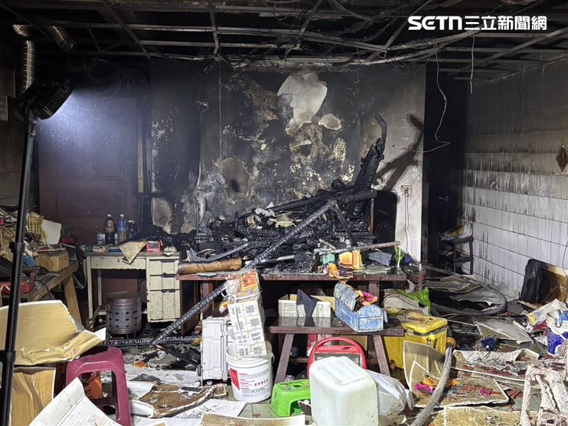 屋內一樓神明廳疑為起火點，所幸一家四口輕微嗆傷送醫後無礙。（圖／翻攝畫面）