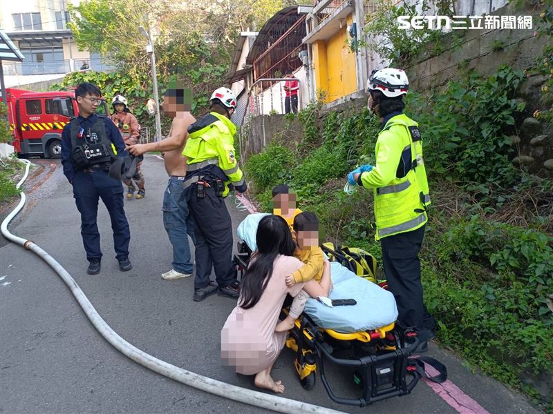 30歲媽媽不顧自己赤腳，緊抱著幼子安撫。（圖／翻攝畫面）