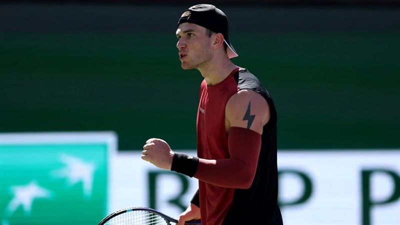 英國網球好手德瑞波（Jack Draper）12日在印地安泉大師賽第3輪賽事，以4：6、6：4、7：6（7：5）（圖／翻攝自IG @帳號）逆轉擊敗世界球王喬科維奇（Novak Djokovic）。（圖／翻攝自X平台 @ivabianconero）