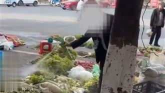 中國商販竟用滅蚊劑噴灑豬肉蔬菜！網炸鍋