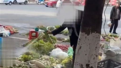 中國商販竟用滅蚊劑噴灑豬肉蔬菜！網炸鍋